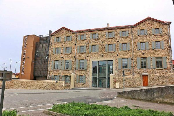 Du cachet et une valeur augmentée pour ce bâtiment avec la rénovation de façade à St Félicien (26).