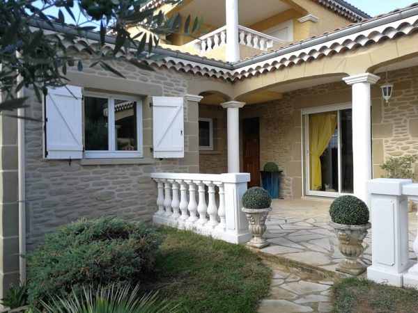 Belle réalisation d'imitation molasse pour cette maison à plusieurs niveaux à Chateauneuf Drôme par La Pierre d'Uzel.