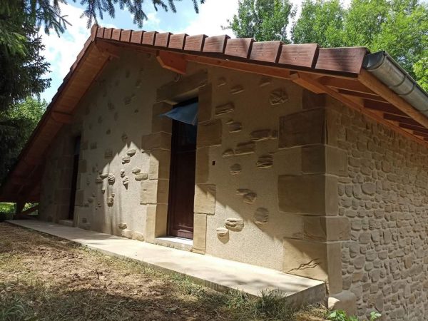 Une façade en imitation molasse pour donner du caractère à cette maison de St Jean en Royans, Drôme.