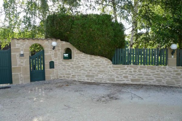 Une entrée au charme sûr avec cette imitation molasse sur ce mur de cloture à Alixan (26) par la Pierre d'Uzel.