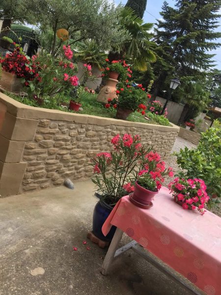 Un mur de clôture en imitation molasse poru un rendu parfait avec votre jardin, la Pierre d'uzel, Drôme.