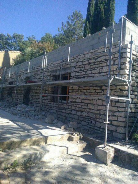 Chantier en cours pour un habillage vraies pierres à Mirmande (26).
