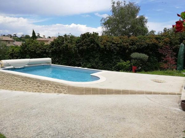 L'imitation molasse convient parfaitement pour une zone piscine ou un eplage piscine. Conseils avec la Pierre d'Uzel.