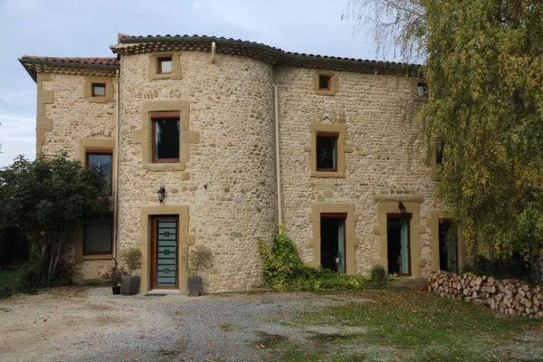 Charme et authenticité avec cette rénovation de façade à Montmeyran, Drôme par La Pierre d'Uzel.