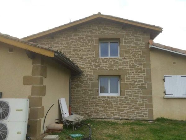 Mélange enduit et imitation molasse pour une façade et un rendu naturel avec la Pierre d'Uzel, Charpey 26.