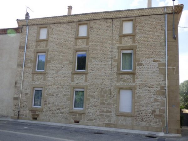 Une rénovation de façade aux multiples ouvertures mises en lumière à Chanos-Curson.