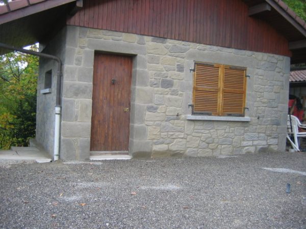 Une imitation pierre de savoie pour cette maison à Saint Nazaire en Royans avec l'équipe la Pierre d'uzel