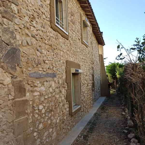 Rénovation d'une façade en pierres par la Pierre d'Uzel avec piquage et rejointement à Montmeyran Drôme (26).