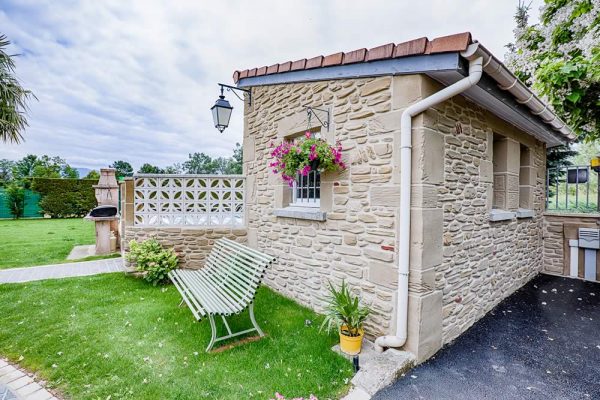 Imitation molasse sur petite dépendance de jardin à Chabeuil par La Pierre d'Uzel