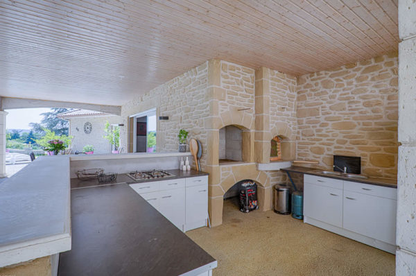 Une cuisine extérieure pratique et esthétique avec l'imitation molasse de la Pierre d'Uzel à Hostun, Drôme 26.