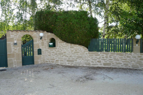 Un magnifique d'entrée mur en imitation molasse à Alixan Drôme (26) par La Pierre d'Uzel.