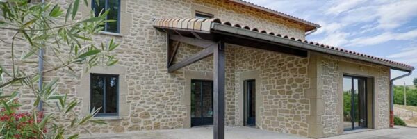 Une façade imitation pierre molasse à Hauterives dans la Drôme réalisée par la Pierre d'Uzel.