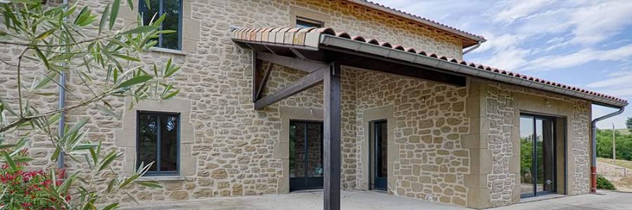 Une façade imitation pierre molasse à Hauterives dans la Drôme réalisée par la Pierre d'Uzel. 