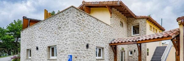 La Pierre d'Uzel a réalisé cette façade imitation pierre de saou à Crest dans la Drôme.