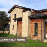La façade imitation pierre se marie bien avec du bois en Drôme Ardèche.