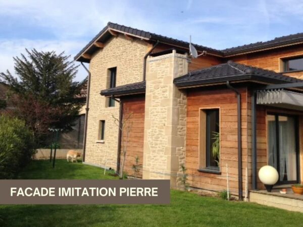 La façade imitation pierre se marie bien avec du bois en Drôme Ardèche.