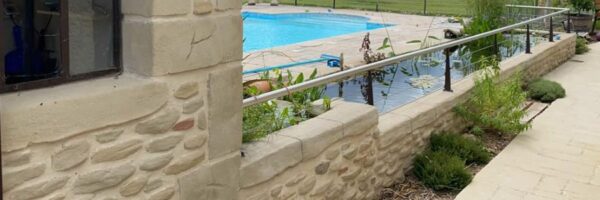 façade imitation pierre aussi possible pour les pool house, piscines en Drôme.