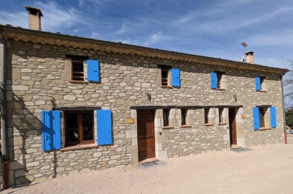 Réalisation réussie pour cette rénovation imitation pierre d'un gîte à Bourdeaux, Drôme.