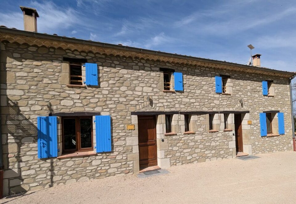 Réalisation réussie pour cette rénovation imitation pierre d'un gîte à Bourdeaux, Drôme.