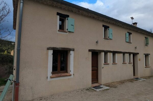 gîte à rénover avant travaux imitation pierre à bourdeaux dans la drôme par la pierre d'uzel.