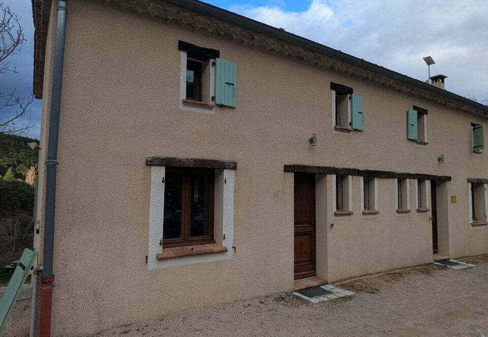 gîte à rénover avant travaux imitation pierre à bourdeaux dans la drôme par la pierre d'uzel.