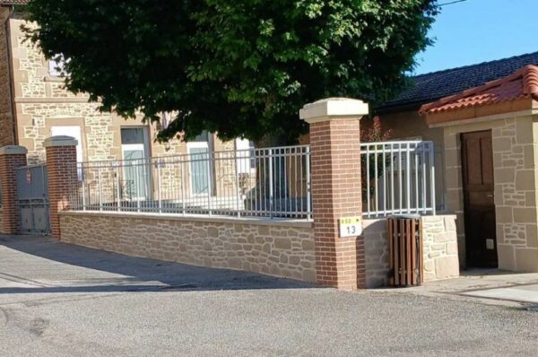 Imitation pierre type molasse et briques terre cuite pour la mairie de St Michel sur Savasse (Drôme).