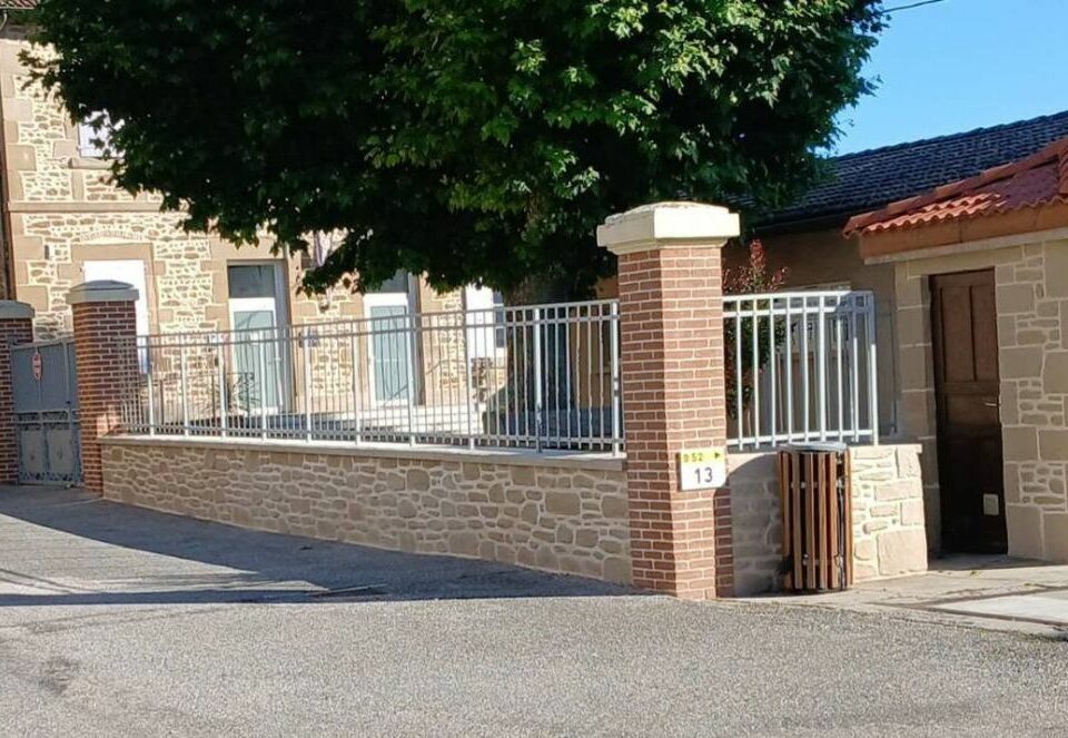 Imitation pierre type molasse et briques terre cuite pour la mairie de St Michel sur Savasse (Drôme).