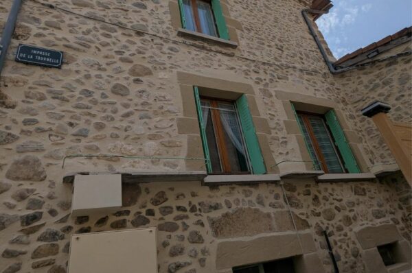 Après d'une rénovation façade pierres et rejointement à Barbières par la Pierre d'Uzel.