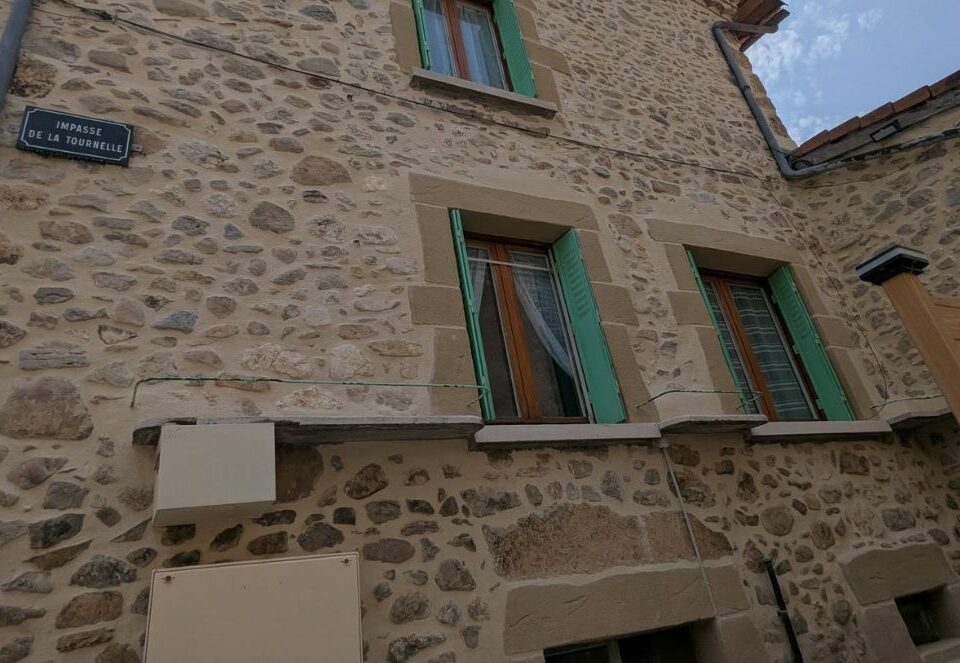 Après d'une rénovation façade pierres et rejointement à Barbières par la Pierre d'Uzel.