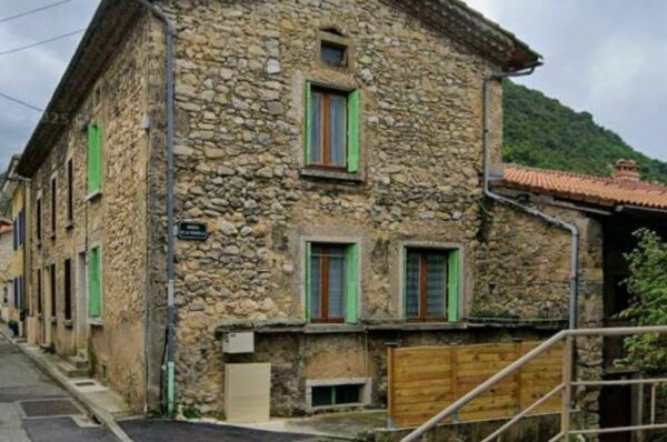 Avant d'une rénovation façade volets verts à Barbières Drôme
