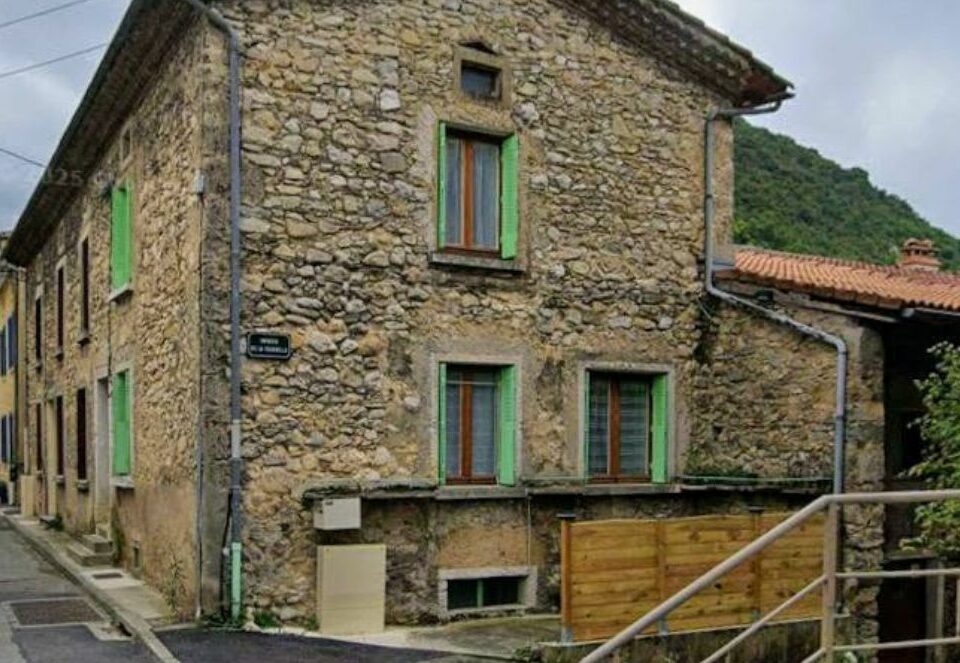 Avant d'une rénovation façade volets verts à Barbières Drôme