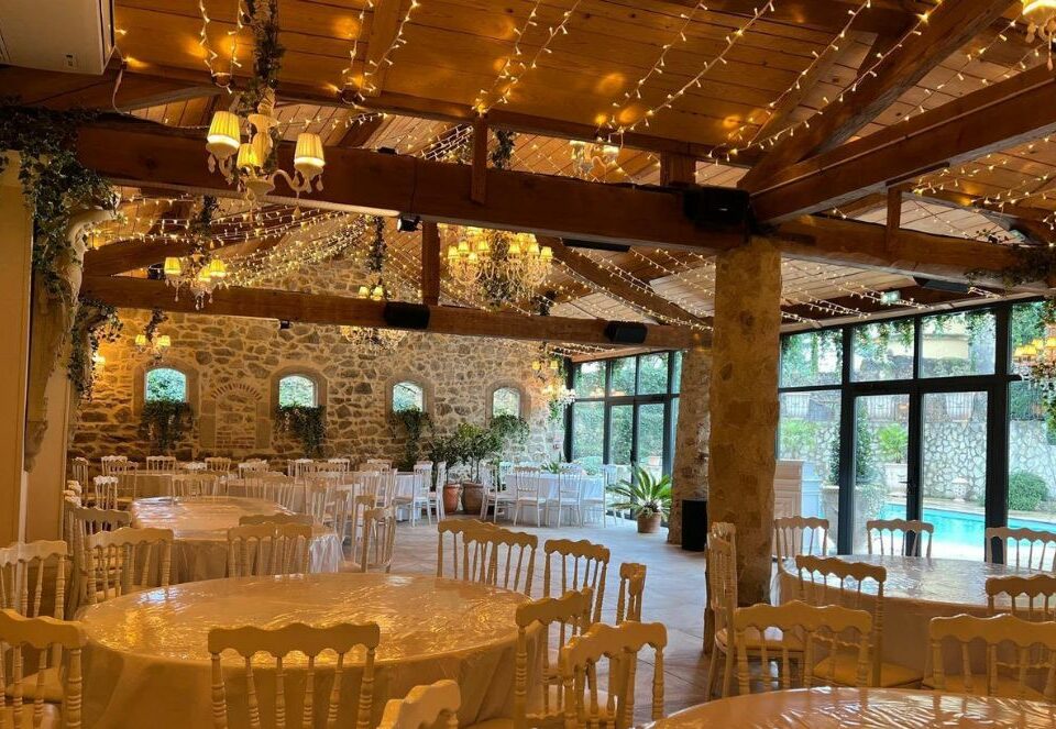Rénovation de murs en pierres pour salle de réception du château de Chavagnac en Ardèche par la Pierre d'Uzel.