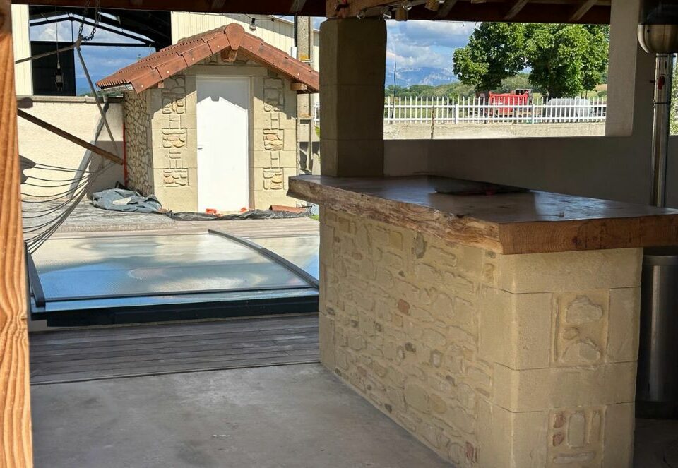 Pool house et cuisine d'été dans le Sud Isère en imitation molasse par La Pierre d'Uzel.